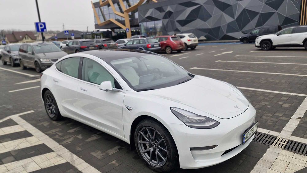 Тесла модел 3.      ..