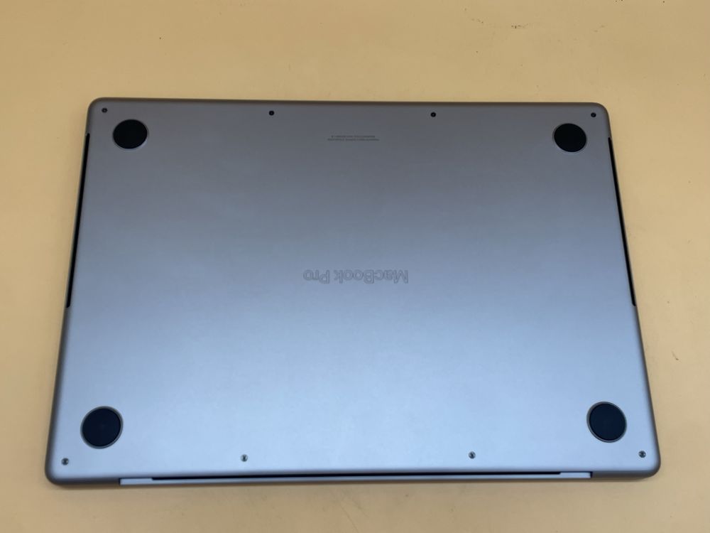 Macbook pro 2023 14 m3 512 gb ідеал як новий батарея всього 32 цикли