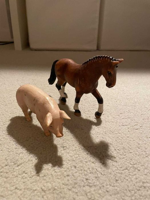 cavalo e porco da marca Schleich