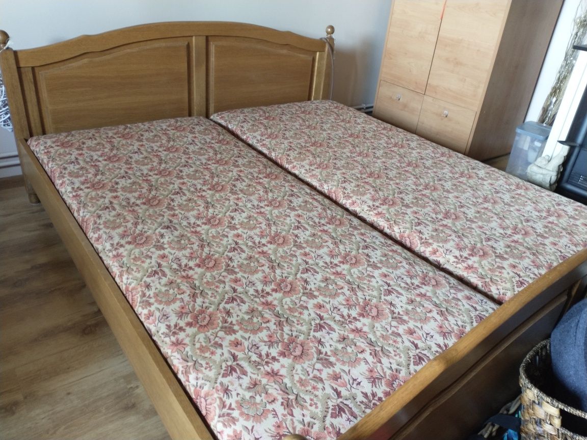 Łóżko podwójne, drewnianebwraz z materacami