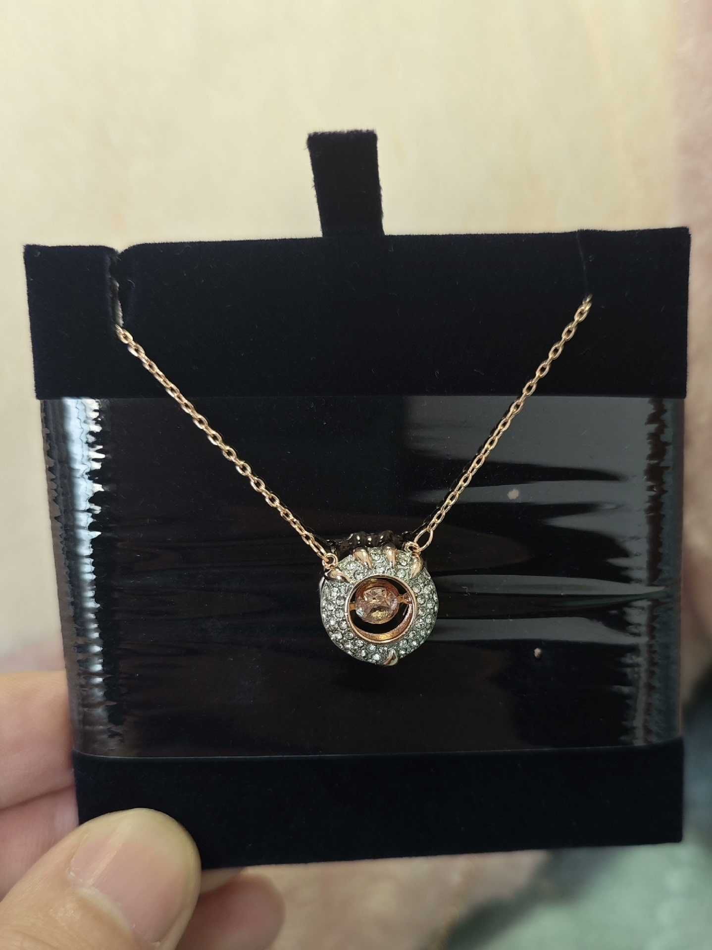 Zupełnie nowy, nieotwierany naszyjnik Swarovski