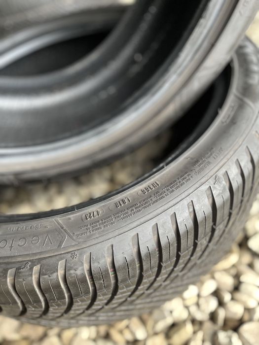 245/40 R19 2 шт. Goodyear Vector 4Seasons