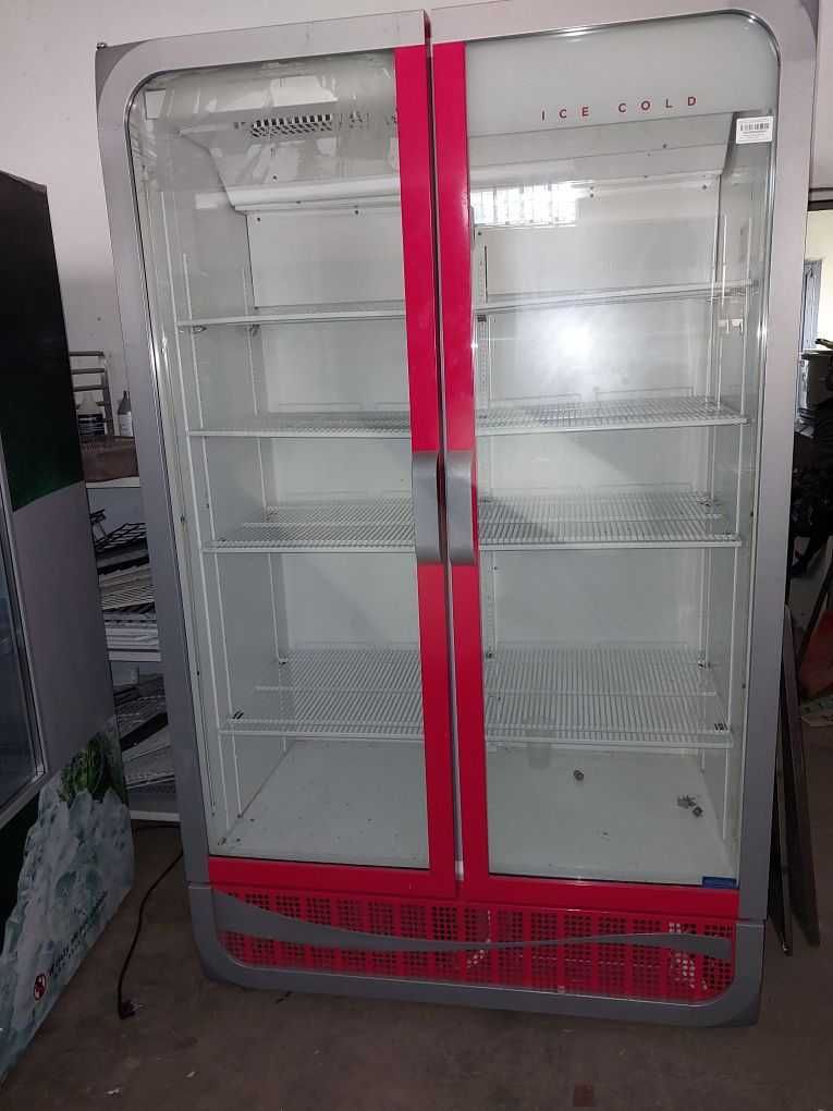 Witryna chłodnicza przeszklona na napoje Coca-Cola
