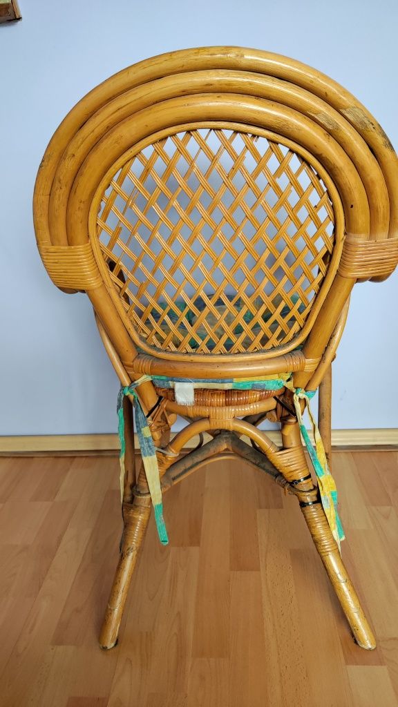 Krzesła wiklinowe stylowe.