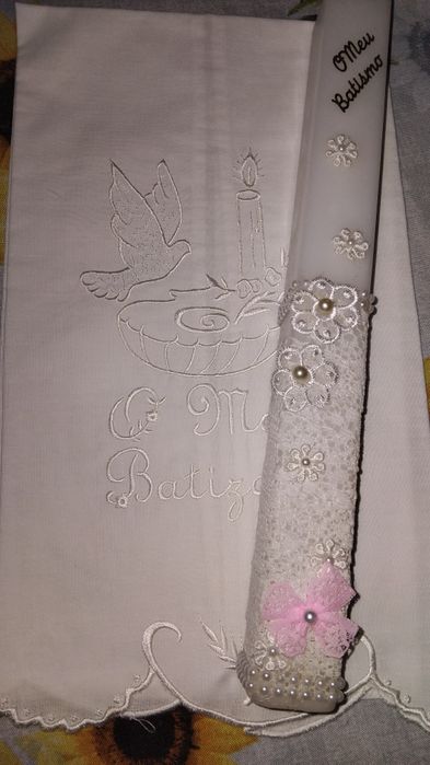 Velas de batismo e toalha