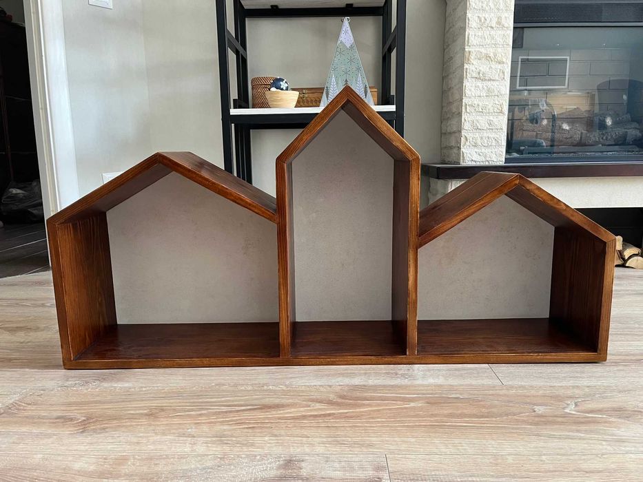 Дерев'яна поличка з горіху в дитячу кімнату