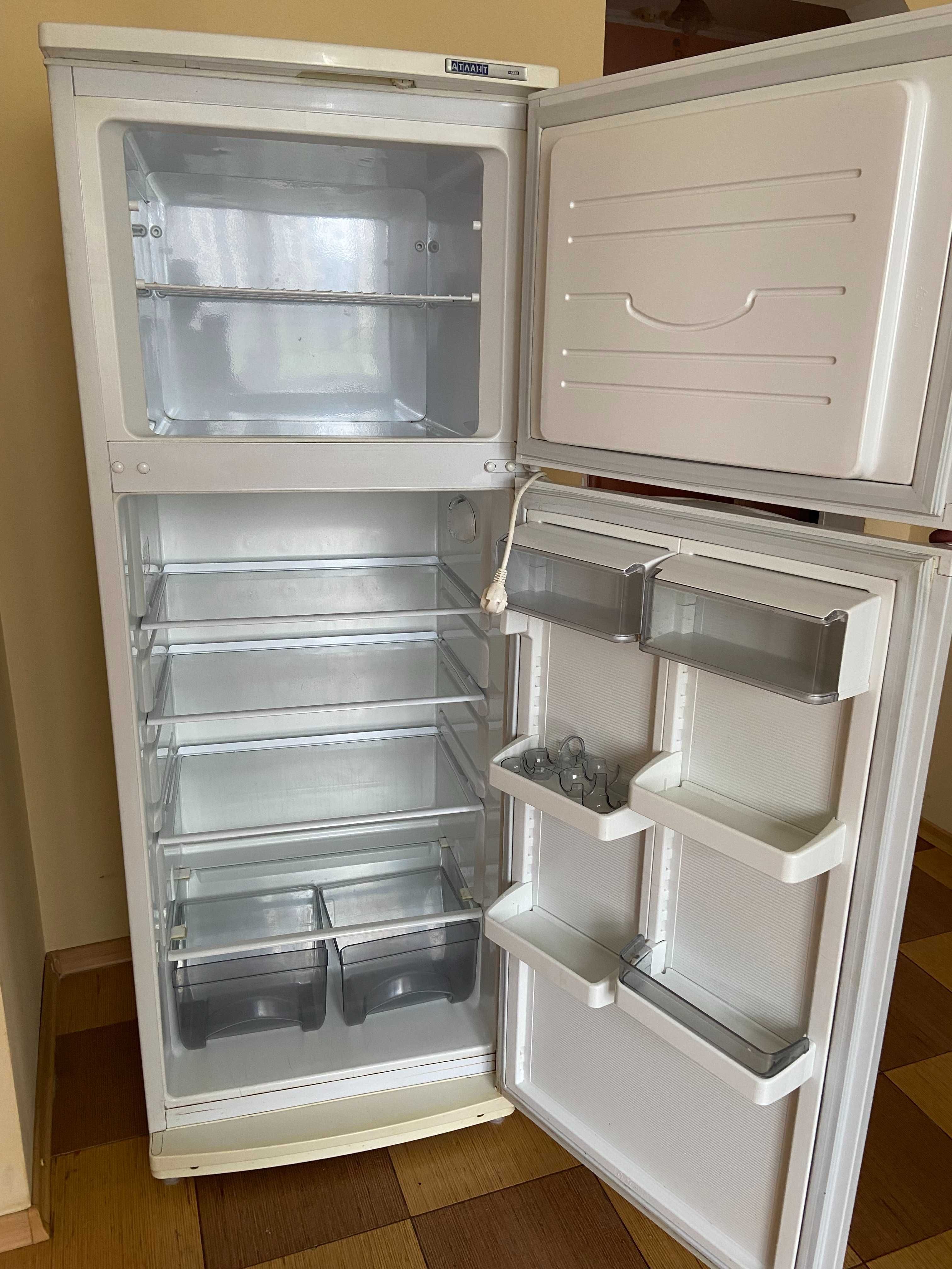Продається холодильник Атлант