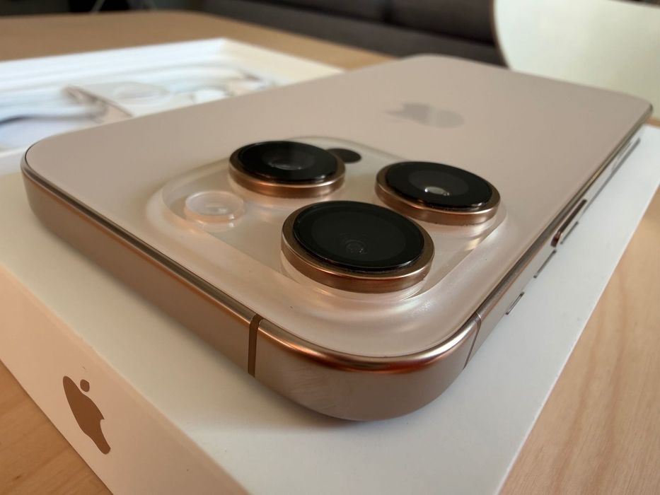 iPhone 16 Pro 128GB pustynny tytan + 2 etui