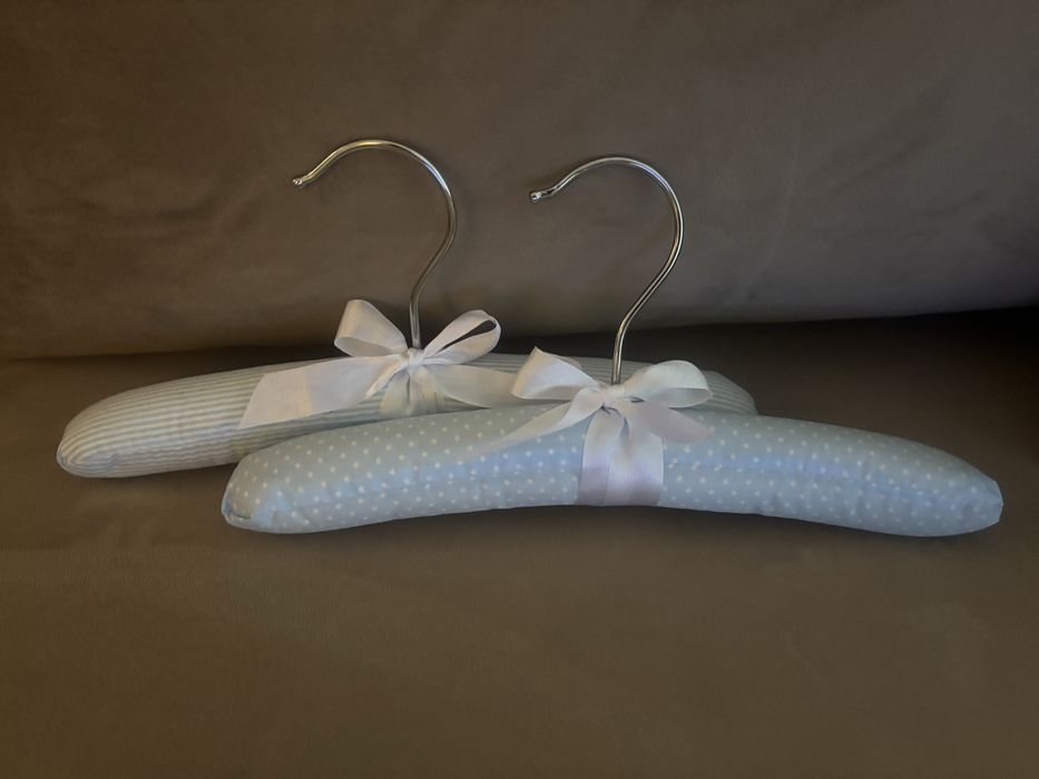 Cabides elegantes de criança