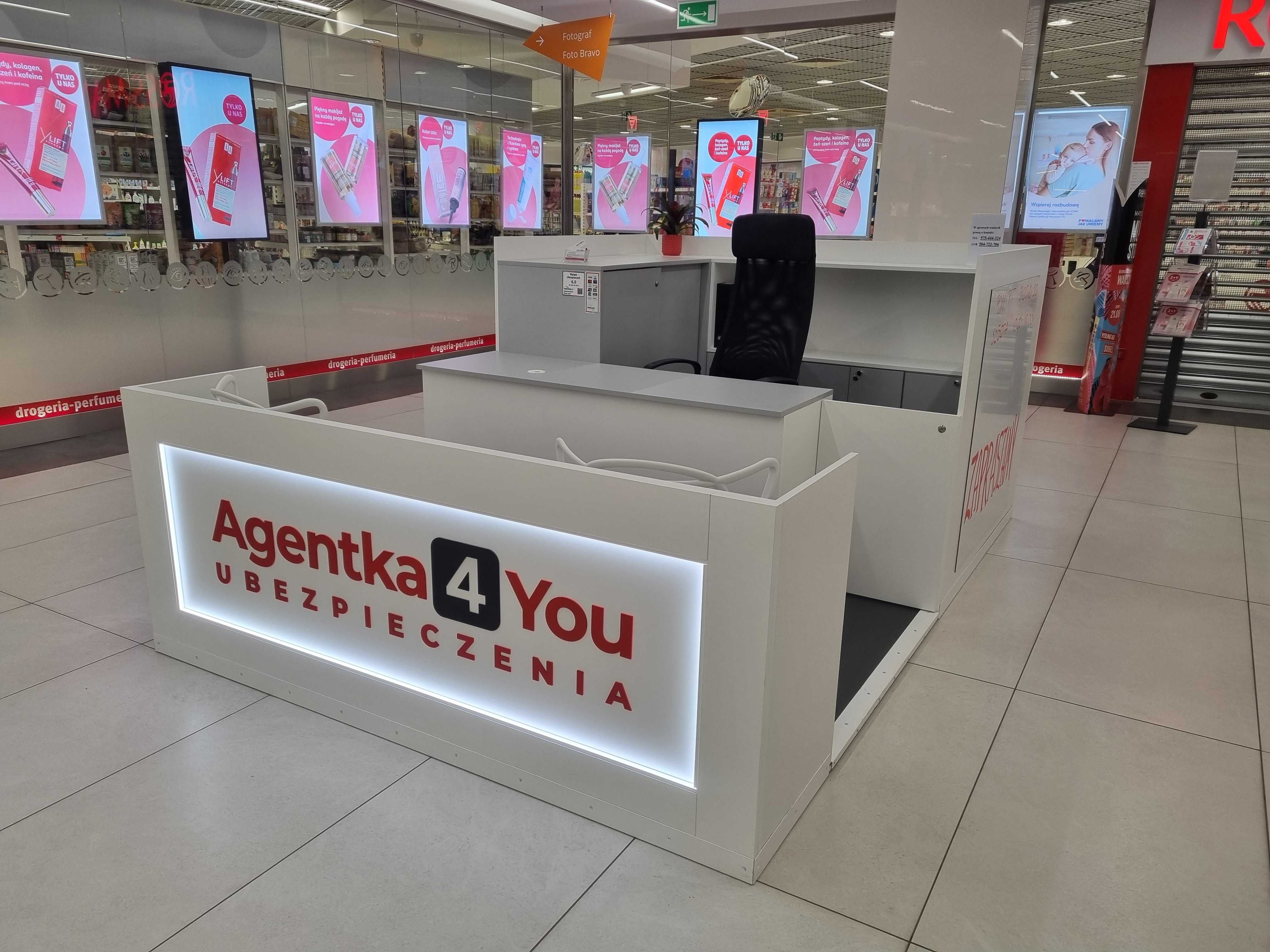 Wyspa w galerii handlowej-meble