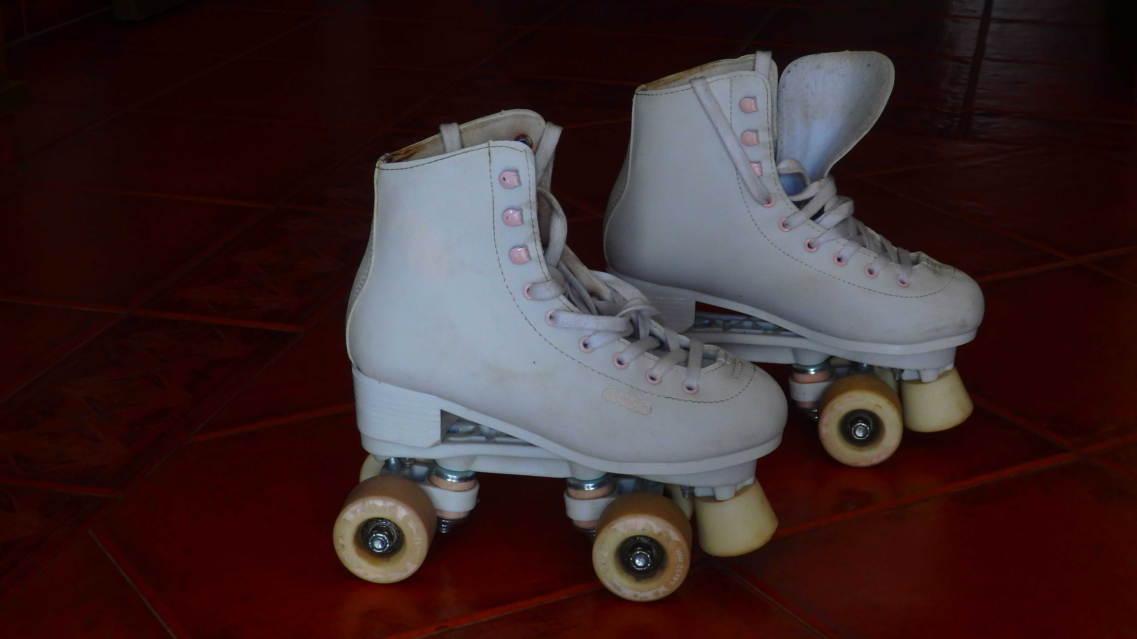 Vendo patins de menina (nº 35). Bom estado. Pouco uso.