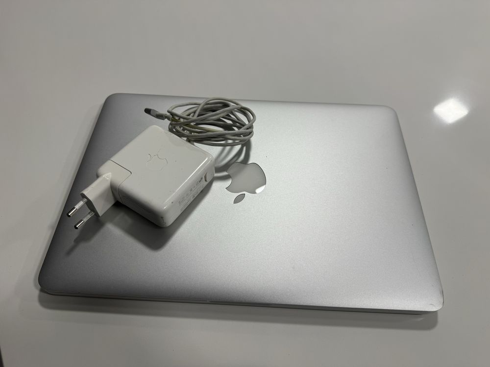 MackBook Pro 13.3 I7 ( 8gb/256gb)