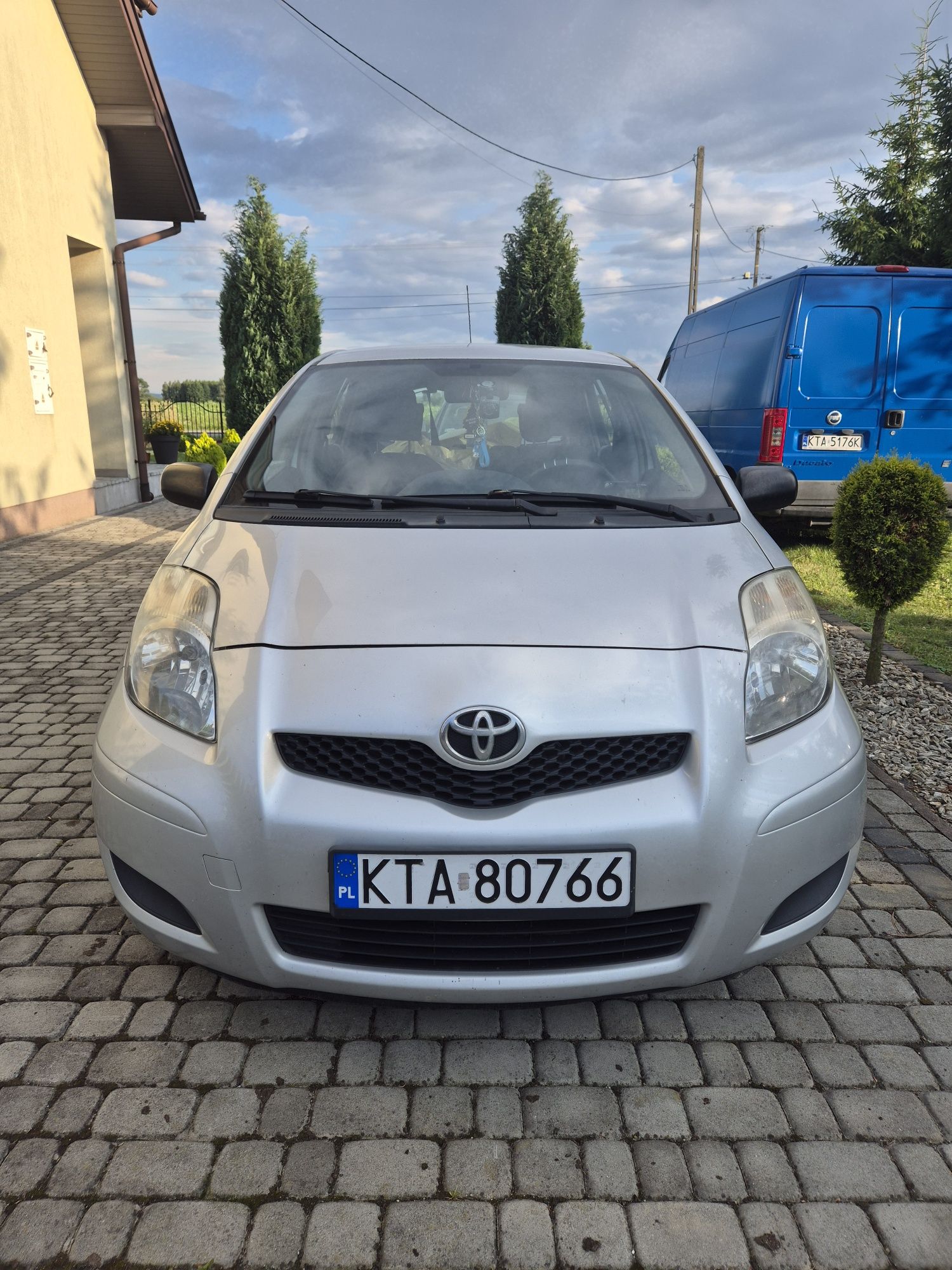 Toyota Yaris srebrna 2010