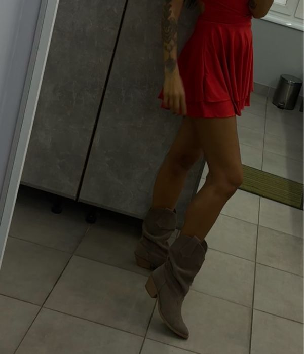 Козаки ( ковбойки )  продам шикарные козаки