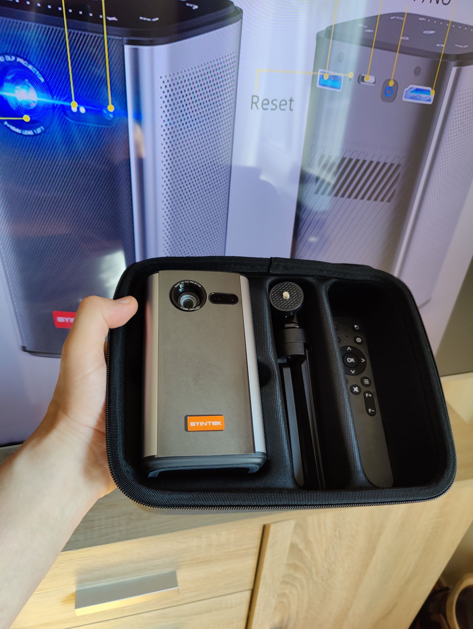 Byintek P70 DLP projektor, 8000 mAh, z Androidem