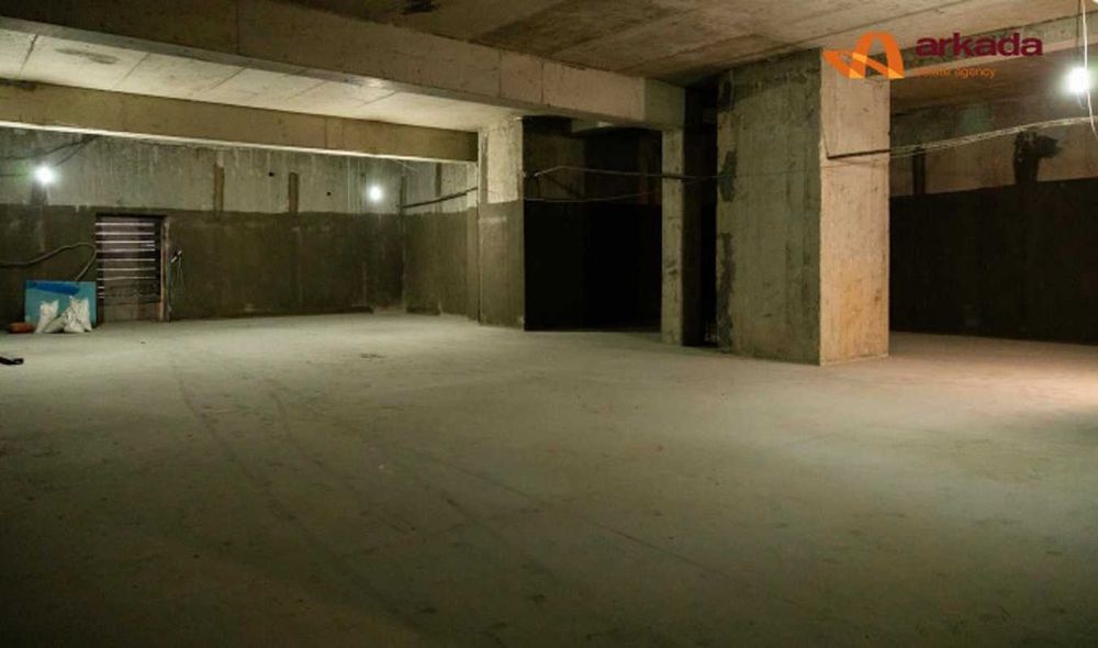 Просторе комерційне приміщення по вул. Євгена Коновальця