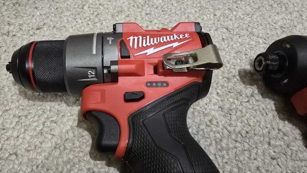 Wiertarko wkrętarka udarowa i zakrętarka Milwaukee  M12 z bateriami