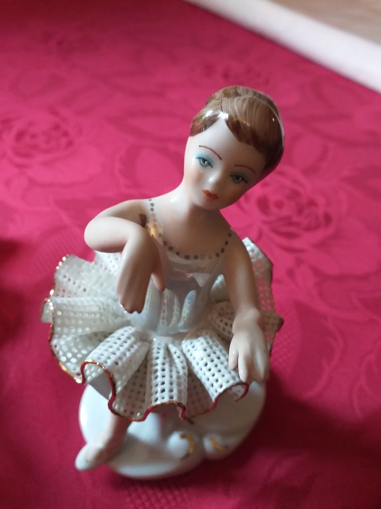 Trzy baletnice z porcelany