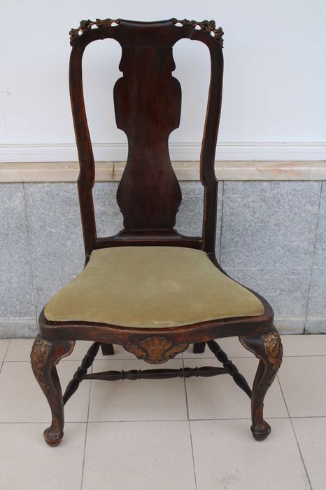 Cadeirão D. José em Nogueira, com entalhamento em Dourado