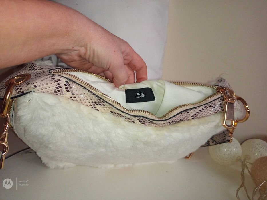 Biała torebka futerko River Island imitacja skory weza