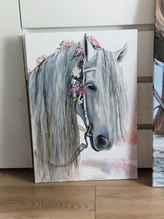 Koń biały z kwiatami