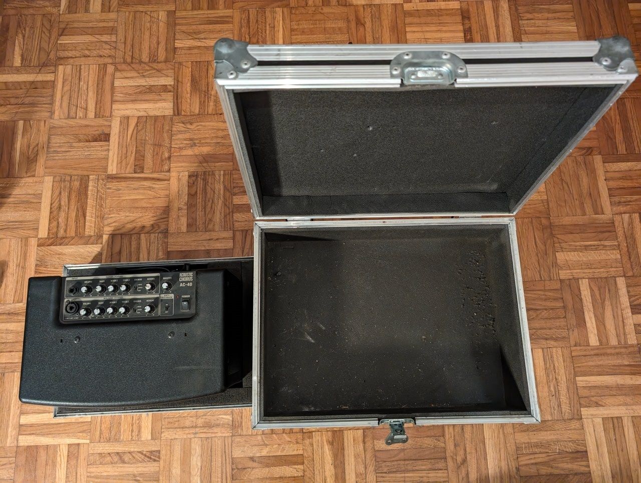 Roland AC-40 com Road Case à medida