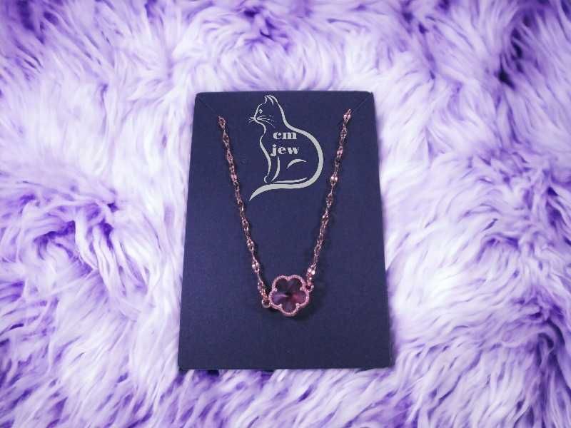 Colar aço dourado com flor em strass rosa - Novo