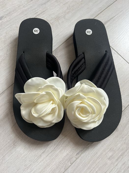 Japonki z ozdobną różą