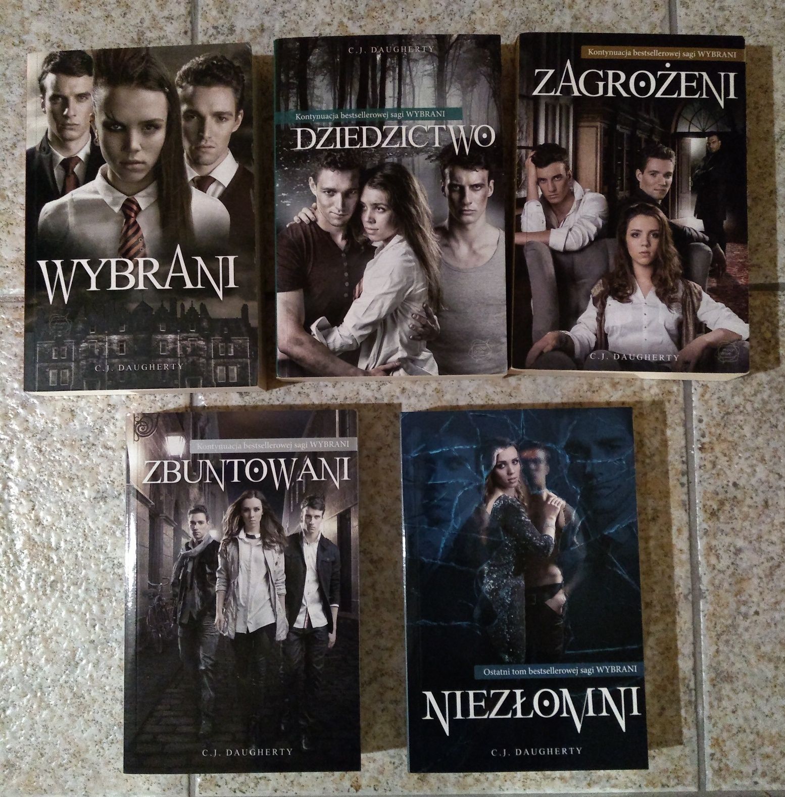 Wybrani, Dziedzictwo, Zagrożeni, Zbuntowani, Niezłomni C. J. Daugherty