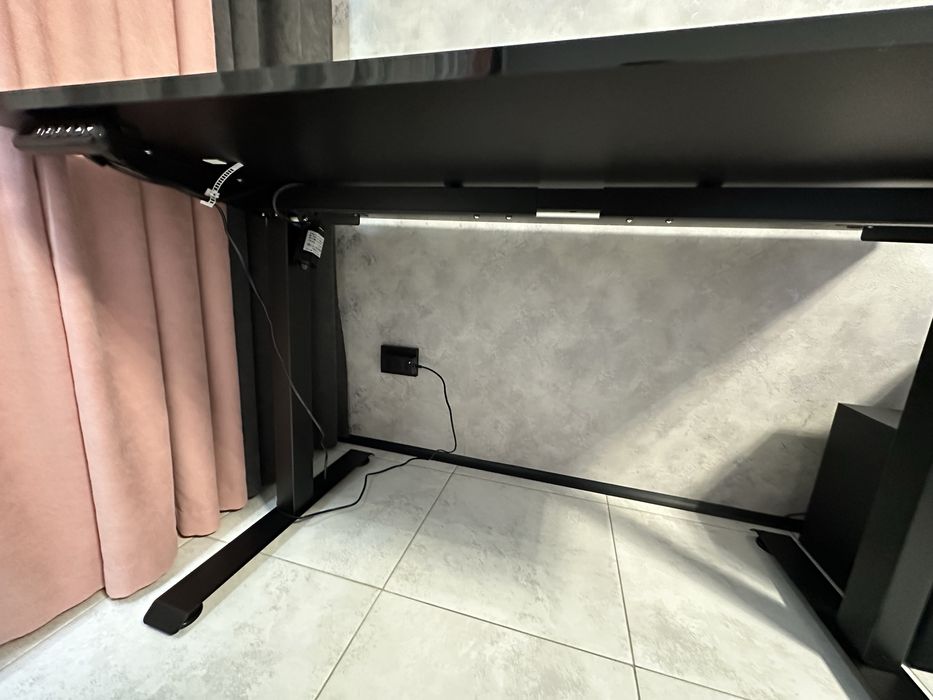 Стіл з електро регулюванням висоти