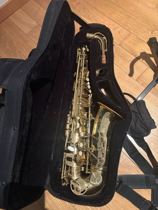 Saxofone Alto para estudo com boquilha selmer.
