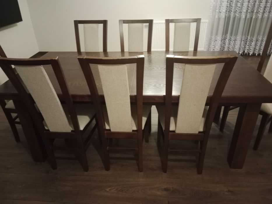 Stół z krzesłami do salonu