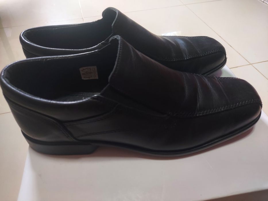 Sapatos pretos homem