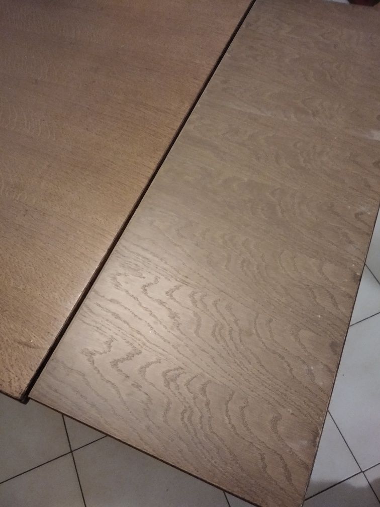 Solidny stół drewniany, rozkładany.