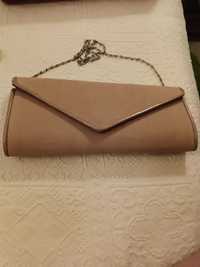 Mala beige tipo pochette