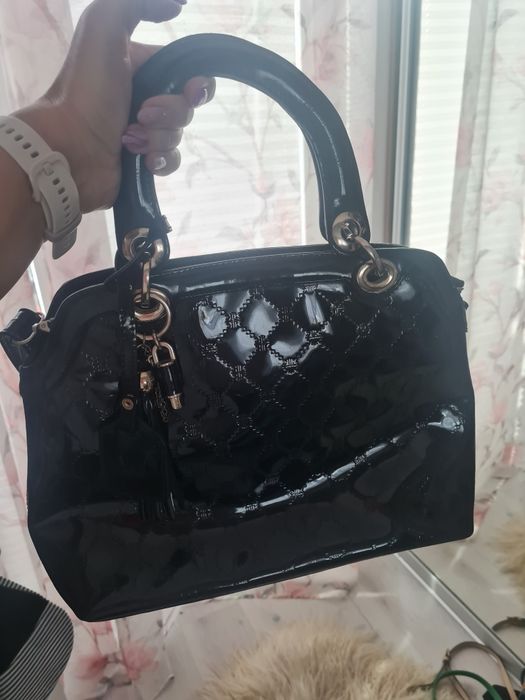 Czarna lakierowana torebka Kazar w bardzo dobrym stanie