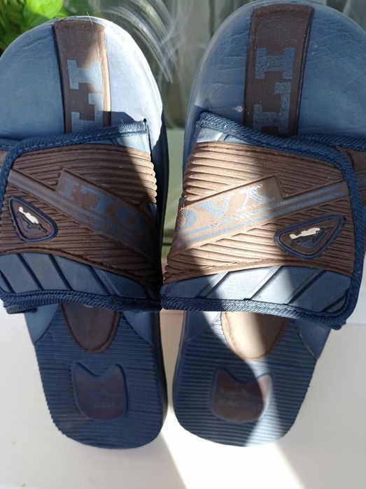 Продам шльопанці чоловічі .
