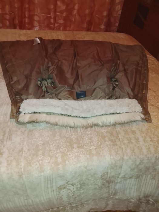 Casaco castanho de penas