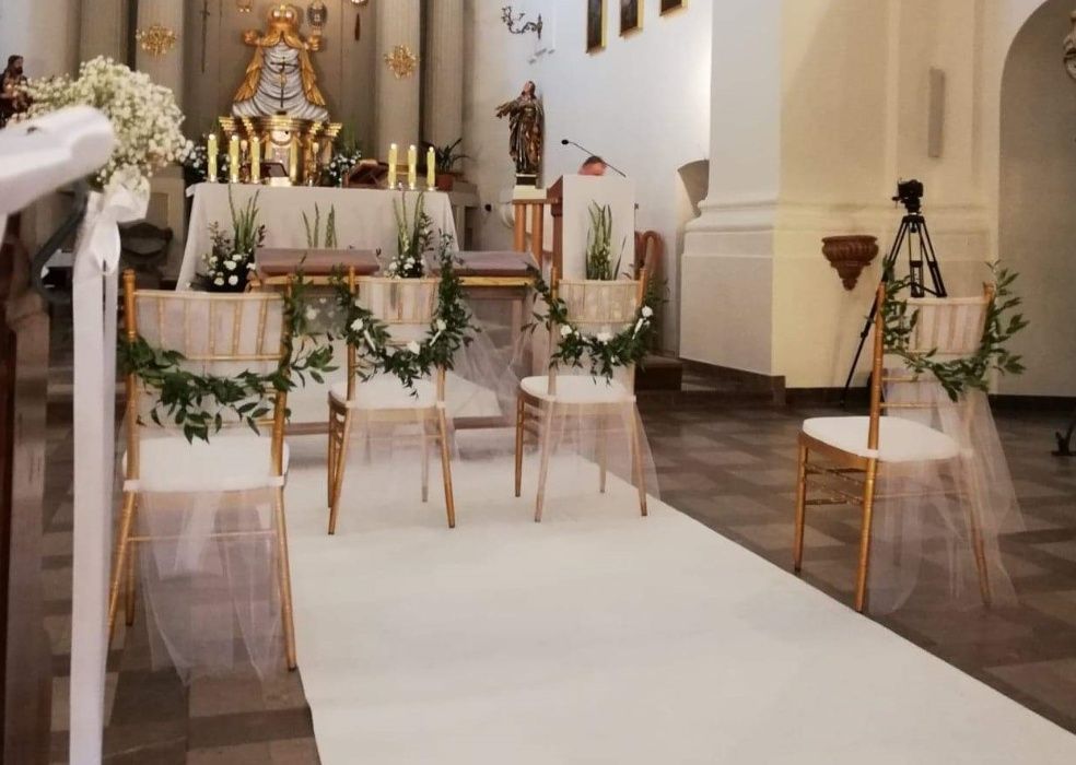 Dekoracja do kościoła - tiul na krzesła klęczniki, wstążki na ławki