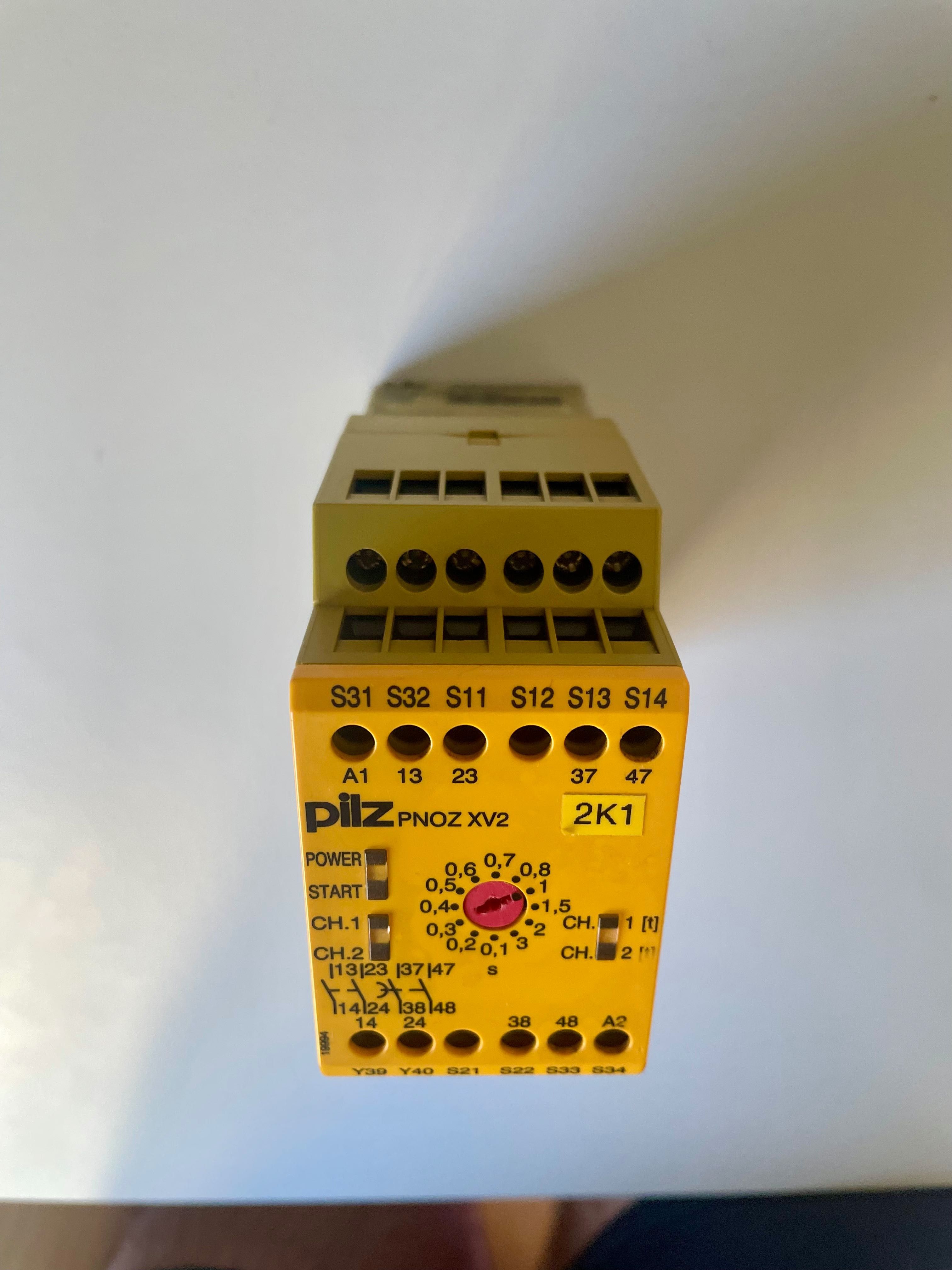 Pilz PNOZ XV2 "774502": przekaźnik bezpieczeństwa