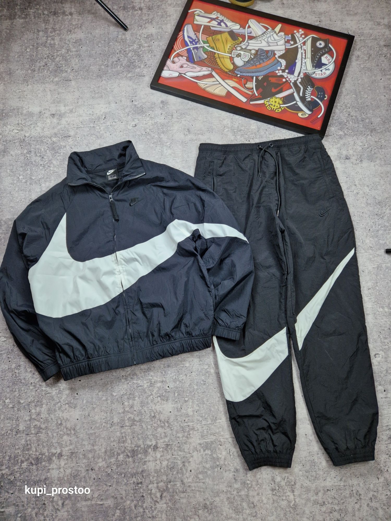 Нейлоновий спортивний костюм Nike Swoosh