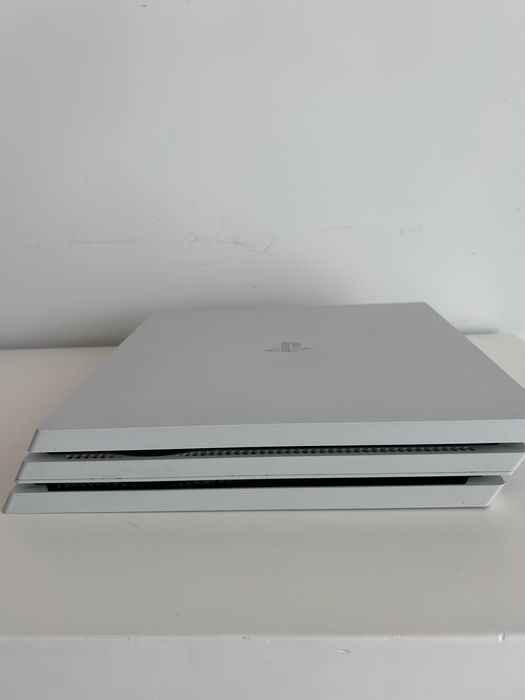 PlayStation 4 Pro Branca 1TB + 4 comandos + caixa + cabos