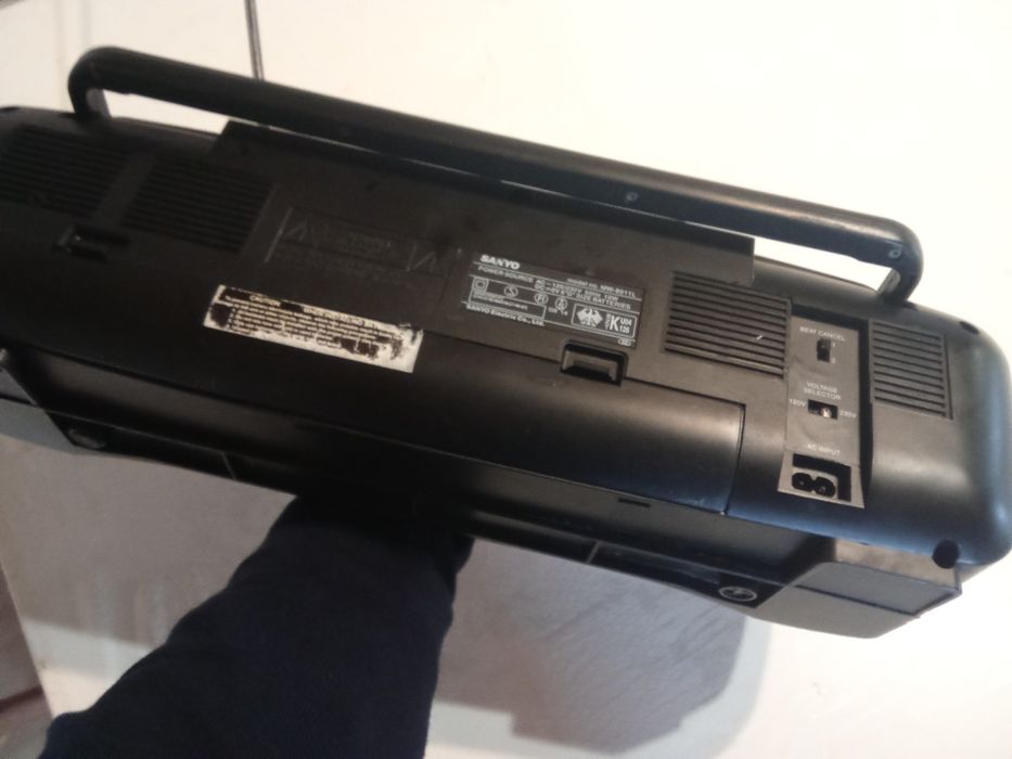 Rádio a pilhas e a eletricidade (Santo)