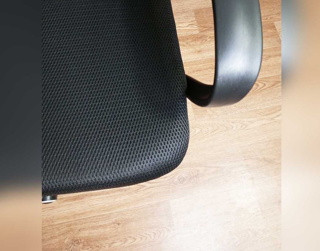 Кресло офисное компьютерное с подголовником Boston на колесах стул