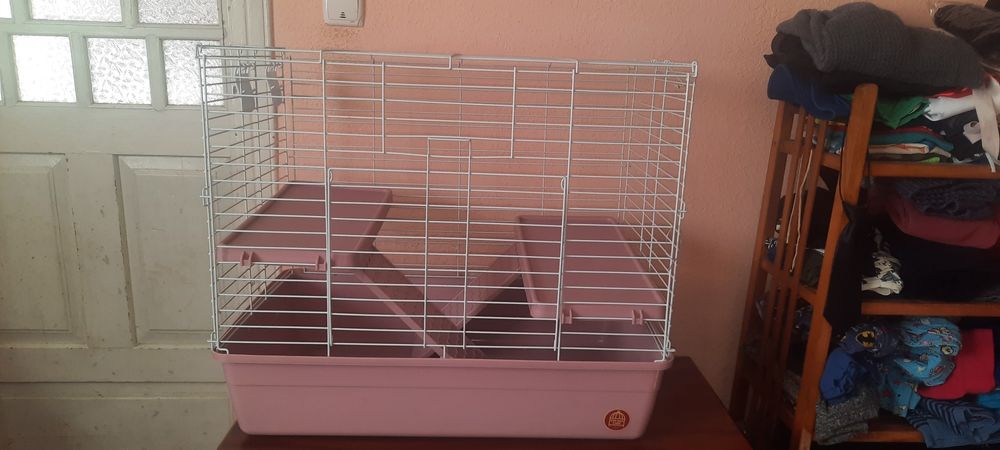 Велика клітка з поличками