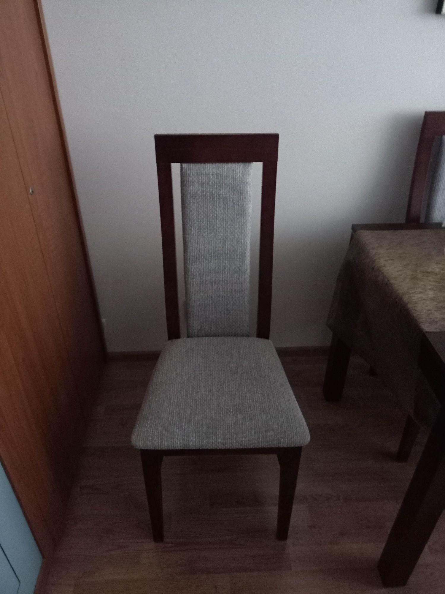 Krzesła komplet z obiciem materiałowym