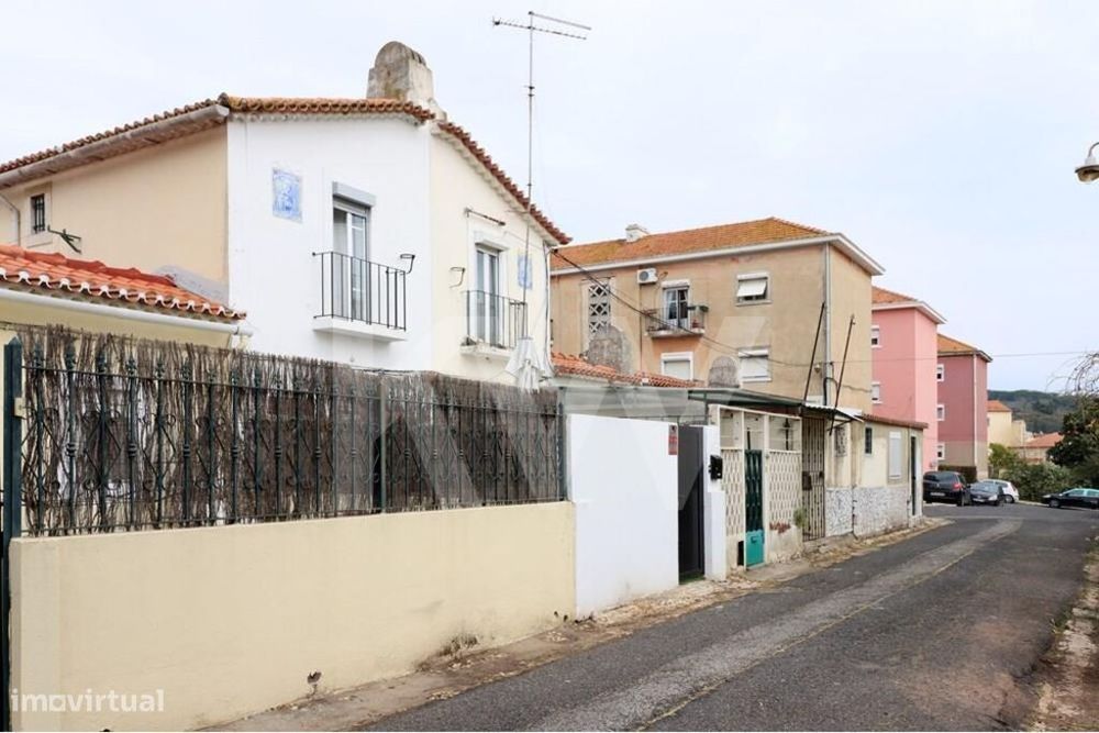 Moradia com logradouro para recuperar| Bairro Quinta do Jacinto | Alcâ