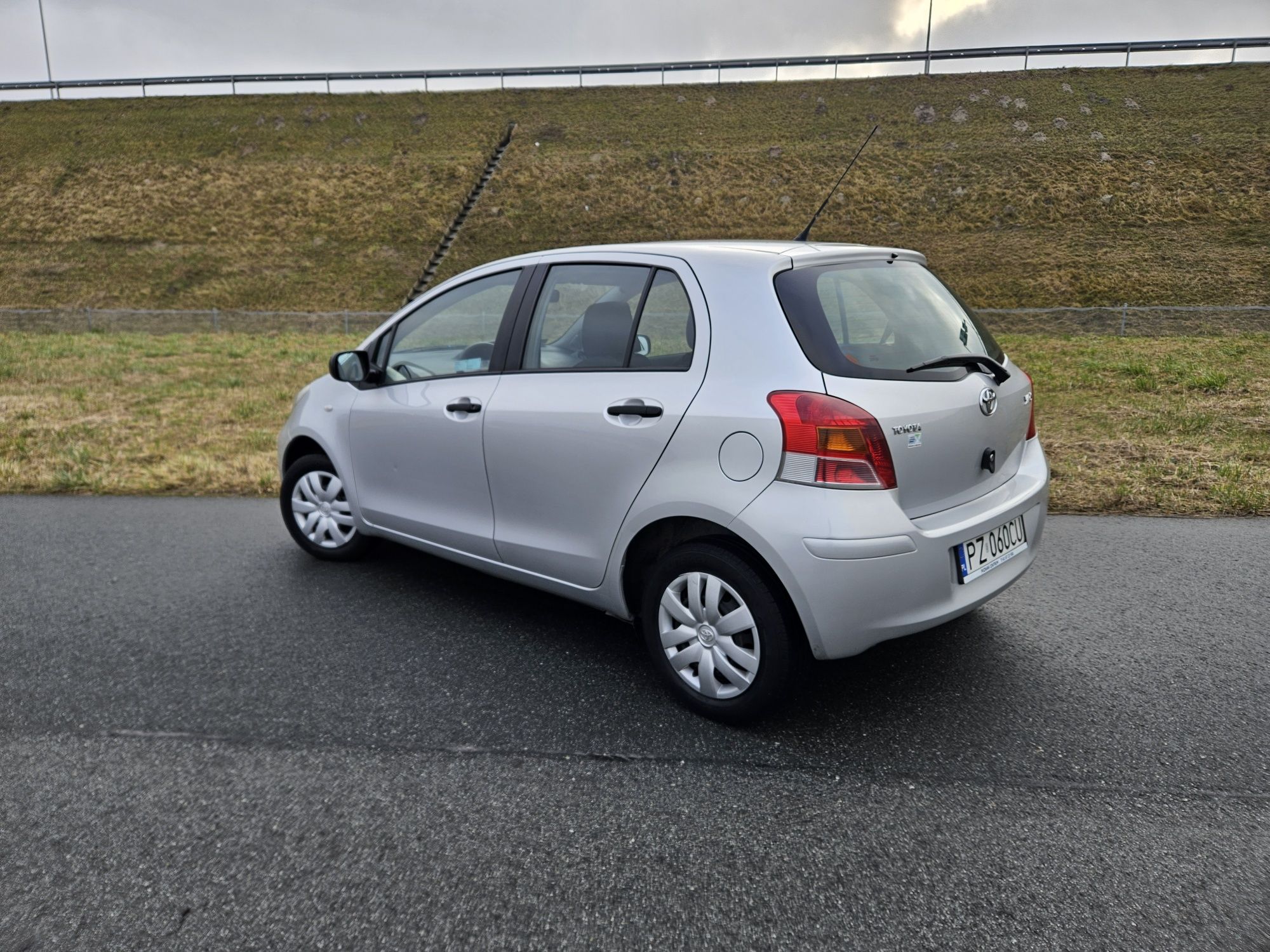 Toyota Yaris Benzyna 5-Drzwi Klimatyzacja