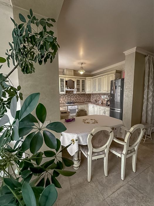 Продаж будинку з ремонтом. Центр. Велика ділянка. Озеро поруч.