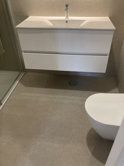 Móvel de casa de banho suspenso com lavatório e torneira — novo